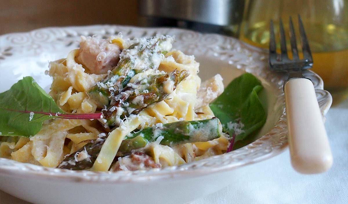 Fettuccine Alfredo z kurczakiem i szparagami / Fettuccine Alfredo with