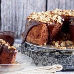 Anielskie ciasto czekoladowe z polewa i prazonymi orzechami / Chocolate angel food cake with ganache and toasted hazelnuts