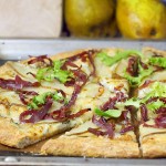 Pizza z bresaola, gruszka i gorgonzola / Bresaola, pear and gorgonzola pizza