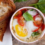 Jajka zapiekane ze szpinakiem i pomidorami / Eggs baked with spinach and tomatoes