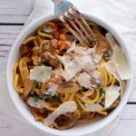 Makaron z kaczką, grzybami i szpinakiem w kremowym sosie pomidorowym / Duck, mushroom and spinach pasta in tomato cream sauce