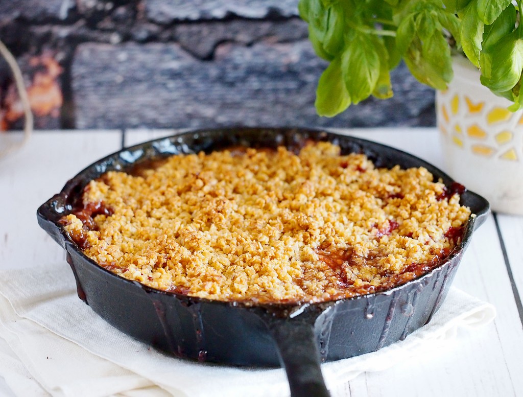 Truskawki zapiekane z rabarbarem pod migdałowo-owsianą kruszonką / Strawberry and rhubarb baked with almond oat crumble