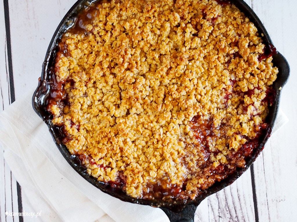 Truskawki zapiekane z rabarbarem pod migdałowo-owsianą kruszonką / Strawberry and rhubarb baked with almond oat crumble