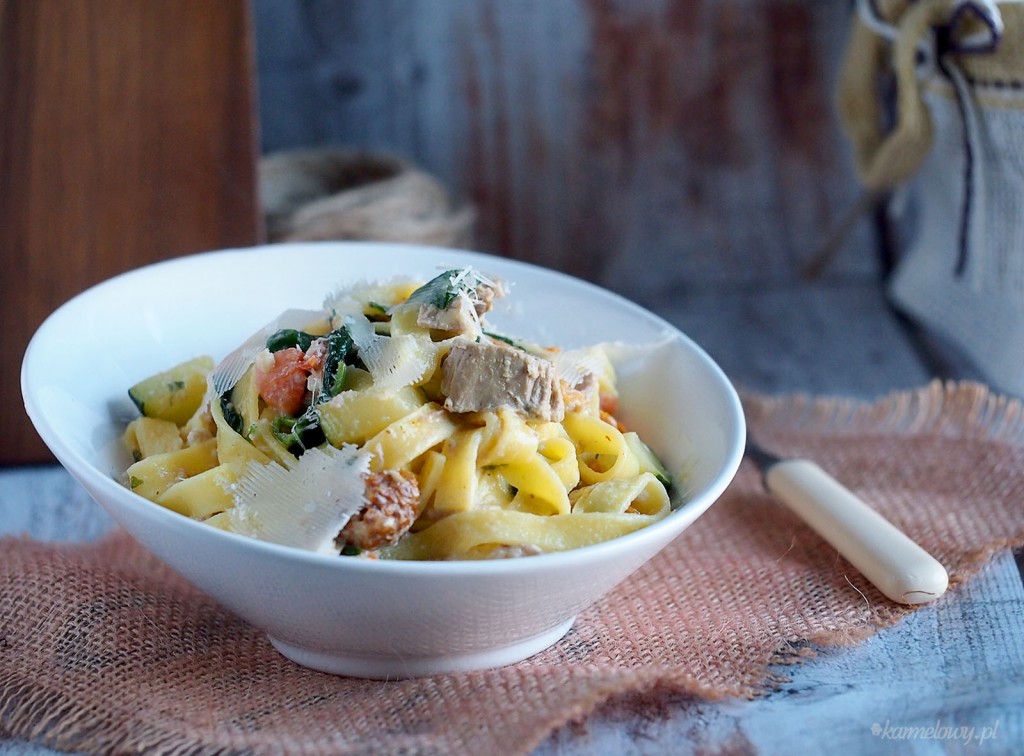 Makaron z kurczakiem, cukinią i szpinakiem / Chicken, zucchini and spinach pasta