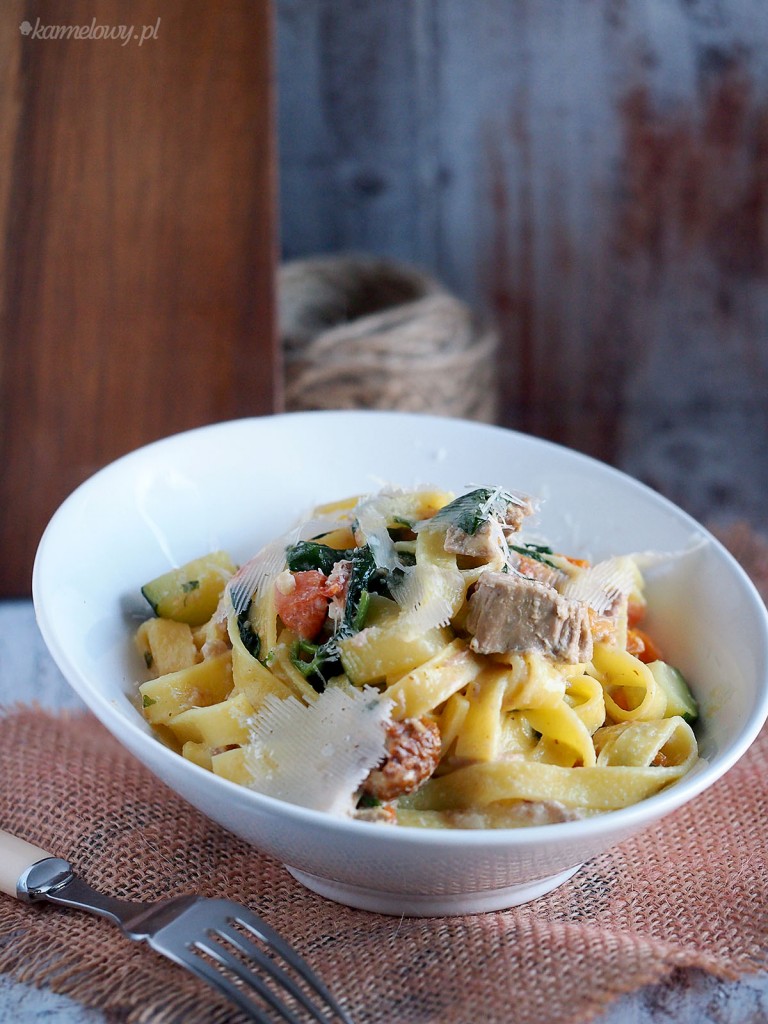 Makaron z kurczakiem, cukinią i szpinakiem / Chicken, zucchini and spinach pasta