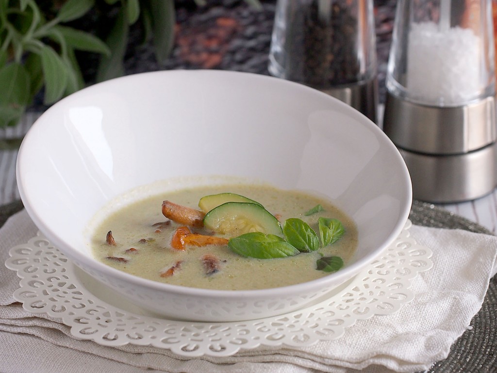 Zupa krem z cukinii z kurkami / Creamy zucchini soup with chanterelles