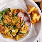 Jajecznica z cukinią i kurkami / Scrambled eggs with zucchini and chanterelles