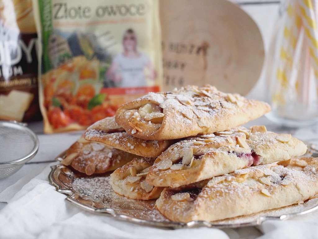 Serowe pakieciki z budyniem, dżemem i miechunką / Cream cheese pastries with, pudding, jam and golden berries