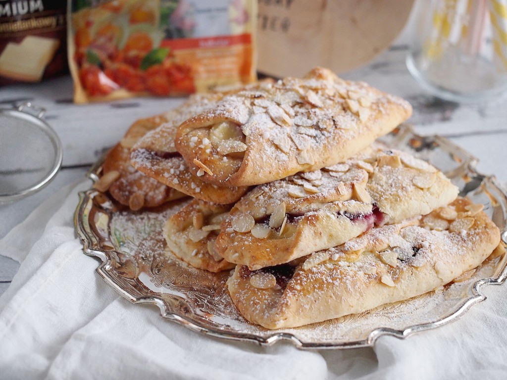 Serowe pakieciki z budyniem, dżemem i miechunką / Cream cheese pastries with, pudding, jam and golden berries