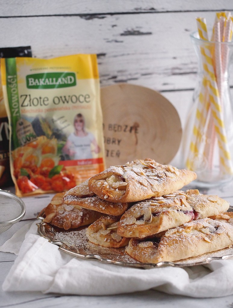 Serowe pakieciki z budyniem, dżemem i miechunką / Cream cheese pastries with, pudding, jam and golden berries