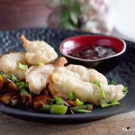 Kurczak w tempurze z sosem śliwkowym i smażonymi warzywami / Chicken tempura with plum sauce and vegetables