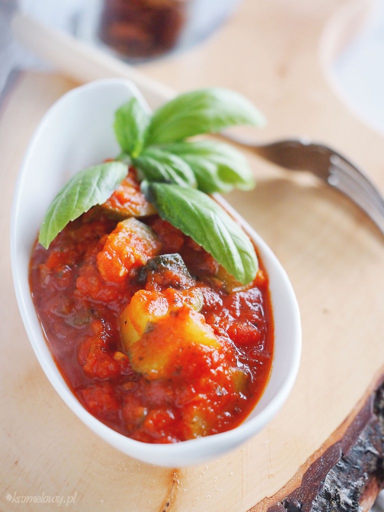 Cukinia w sosie z pomidorów i pieczonej papryki / Zucchini with tamto and roasted pepper sauce