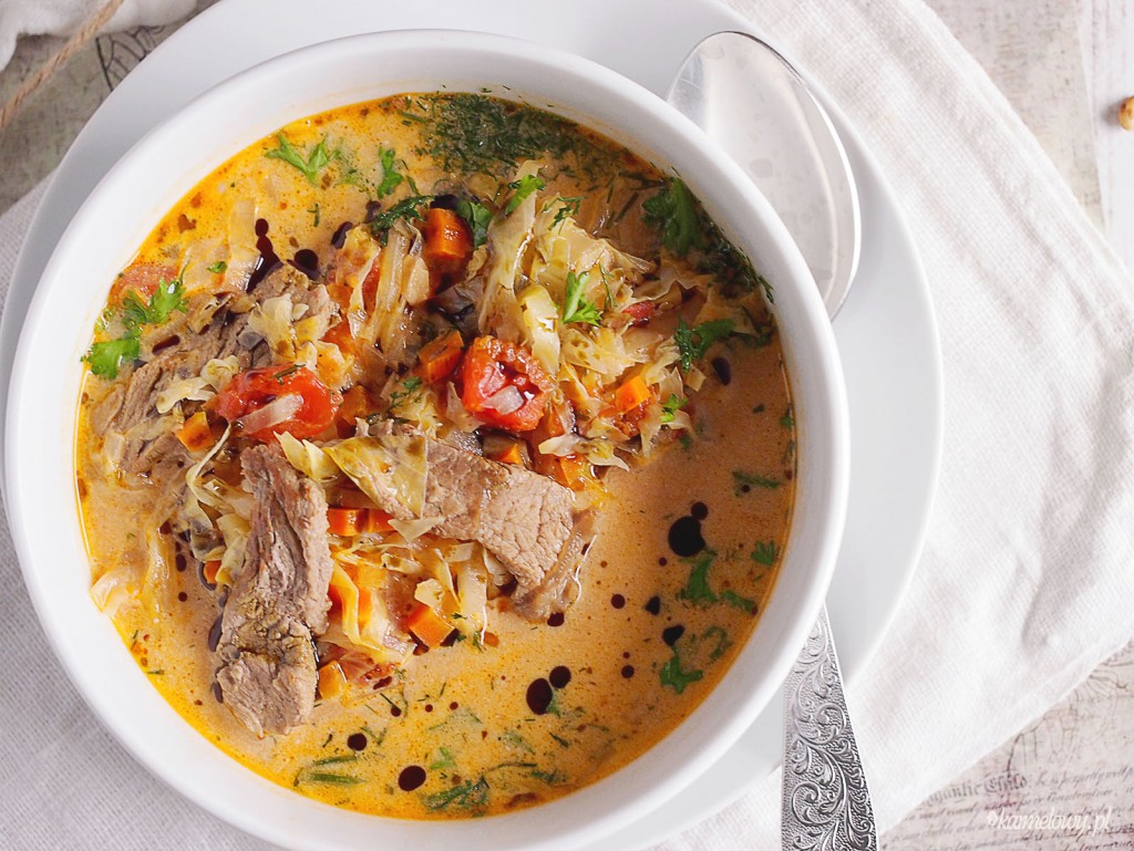Kapuśniak z młodej kapusty ze stekiem / Steak and cabbage soup