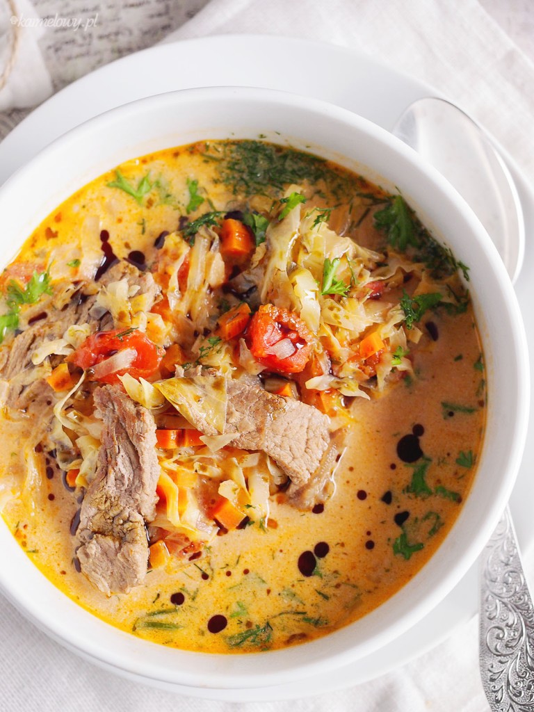 Kapuśniak z młodej kapusty ze stekiem / Steak and cabbage soup
