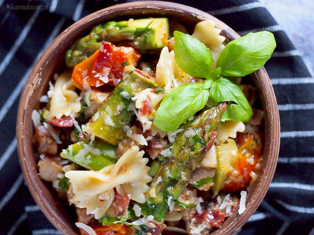 Makaron z karkówką, szparagami i grzybami / Pork sparagus and mushroom pasta