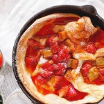 Omlet z piekarnika z pieczonym rabarbarem i truskawkami / Dutch baby with roasted rhubarb and strawberries