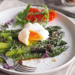 Szparagi z jajkiem w koszulce i palonym masłem / Asparagus with poached egg and brown butter