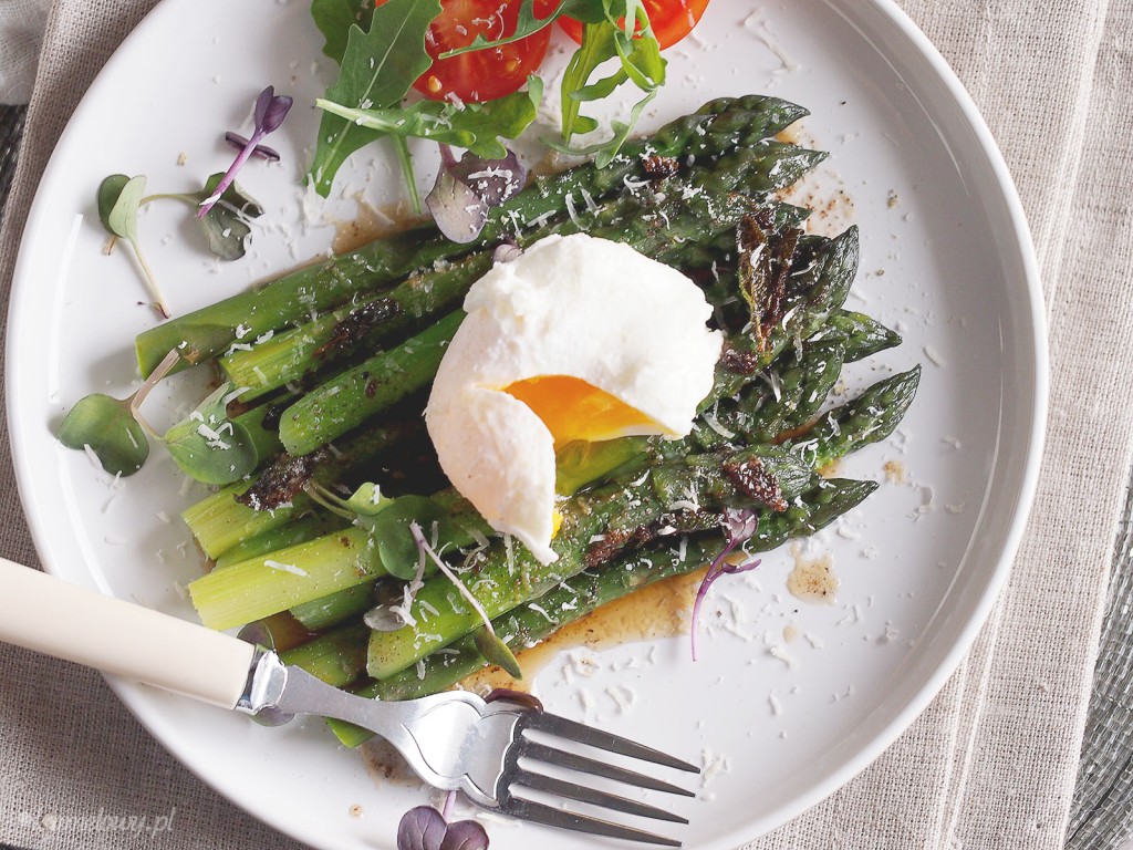 Szparagi z jajkiem w koszulce i palonym masłem / Asparagus with poached egg and brown butter