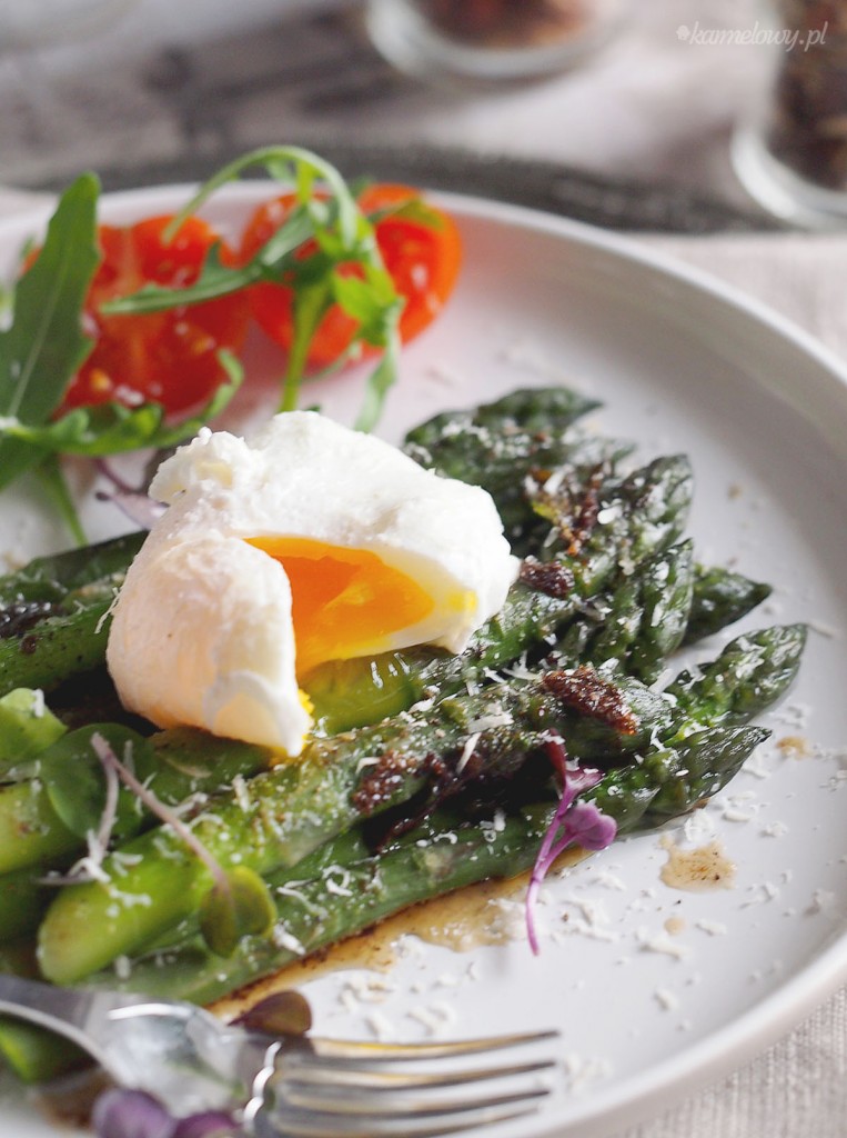 Szparagi z jajkiem w koszulce i palonym masłem / Asparagus with poached egg and brown butter