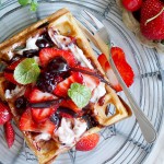 Gofry z palonym masłem i truskawkami / Brown butter waffels with strawberries