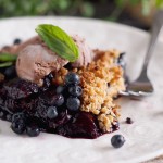 Jagody i brzoskwinie pod owsianą kruszonką / Blueberry peach crisp