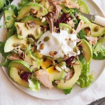 Sałatka z tuńczykiem, awokado i jajkiem w koszulce / Tuna, avocado and egg salad
