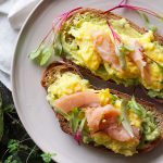 Tosty z awokado, jajecznicą i wędzonym łososiem / Scrambled eggs, avocado and smoked salmon on toast