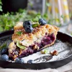 Kremowa tarta z wiśniami i jagodami z kruszonką / Cherry and blueberry cream tart with streusel