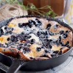 Omlet z piekarnika z jagodami i brzoskwiniami
