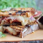 Tosty z boczkiem, serem i figami / Fig, bacon and cheese toasts