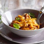 Makaron z mięsnym sosem zapiekany pod beszamelem / Baked pasta with meat and bechamel