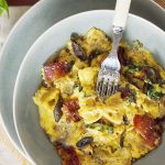 Makaron w sosie dyniowym z kozim serem i jarmużem/ Kale goat cheese and pumpkin pasta