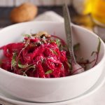 Makaron z pesto buraczkowym / Pasta with beetroot pesto