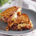 Tosty z boczkiem, brie i karmelizowaną cebulą
