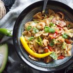 Pikantna sałatka makaronowa z krewetkami / Spicy shrimp pasta salad