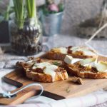 Tosty z karmelizowaną cebulą, dżemem i brie / Caramelised onion, jam and brie toasts