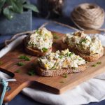 Sałatka-jajeczna-z-makrelą-i-porem-Smoked-mackerel-and-leek-egg-salad