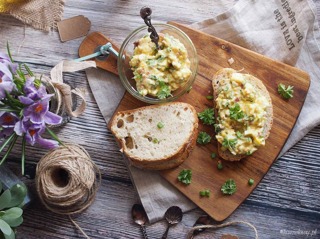 Salatka-jajeczna-z-boczkiem-i-sosem-miodowo-musztardowym-Egg-salad-with-bacon-and-creamy-honey-mustard-dressing