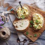 Salatka-jajeczna-z-boczkiem-i-sosem-miodowo-musztardowym-Egg-salad-with-bacon-and-creamy-honey-mustard-dressing
