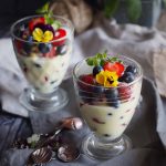 Ekspresowe-owoce-w-sosie-z-bialej-czekolady-Easy-berries-with-white-chocolate-sauce