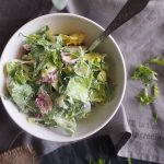 Szybka-salata-z-dressingiem-smietanowym-Simple-salad-with-creamy-dressing