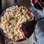 Truskawki-i-czeresnie-pod-owsiana-kruszonka-Strawberry-and-sweet-cherry-crumble