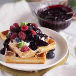 Gofry-jagodowe-ze-slodkim-twarozkiem-Blueberry-waffles-with-sweet-cream-cheese