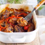 Żeberka pieczone z grzybami i papryką