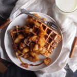 Tosty-francuskie-z-gofrownicy-z-karmelizowanymi-jablkami-French-toast-waffles-with-caramelised-apples