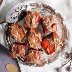 Podwojnie-czekoladowe-brownie-z-truskawkami-Double-chocolate-strawberry-brownie