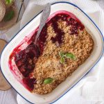 Rabarbar-i-czeresnie-pod-kruszonka-Rhubarb-cherry-crumble
