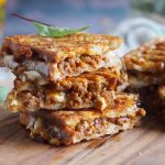 Tosty-z-miesem-cebulka-serem-Meaty-grilled-cheese