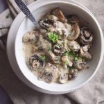 Grzyby-w-sosie-smetanowo-serowym-Mushrooms-with-creamy-cheese-sauce