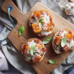 Zapiekane-kanapki-z-paluszkami-rybnymi-i-mozzarella-Fish-sticks-and-mozzarella-toasts
